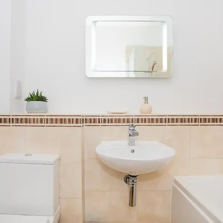 Newbridge Road, One Bedroom Apartment Bath Room photo