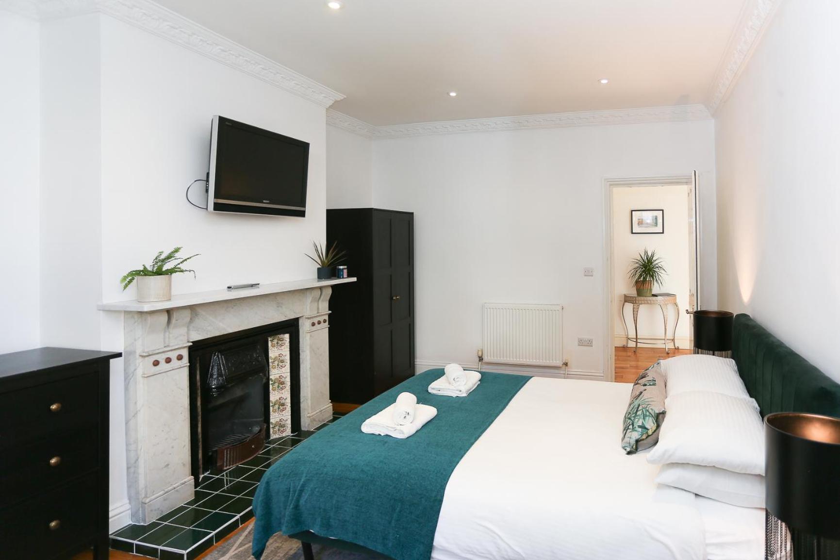 Newbridge Road, One Bedroom Apartment Bath