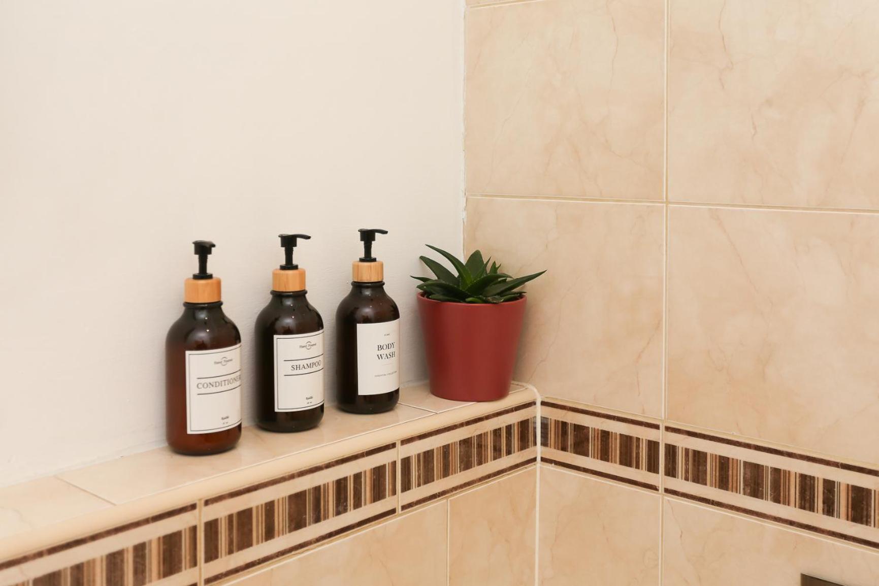 Newbridge Road, One Bedroom Apartment Bath
